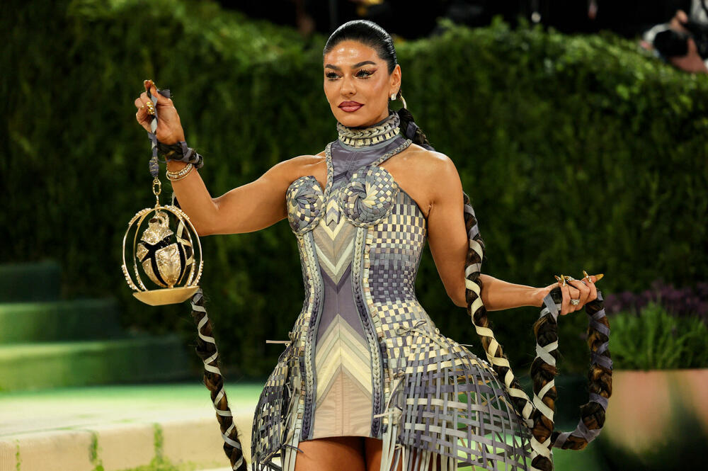 <p>Met Gala 2026, od milja nazvana "najvećim modnim izlaskom godine", humanitarni je događaj za prikupljanje sredstava za Metropoliten muzej umjetnosti u Njujorku, koji se održava svake godine prvog ponedjeljka u maju.</p>  <p>Tema ovogodišnjeg izdanja bila je "Costume Art".</p>