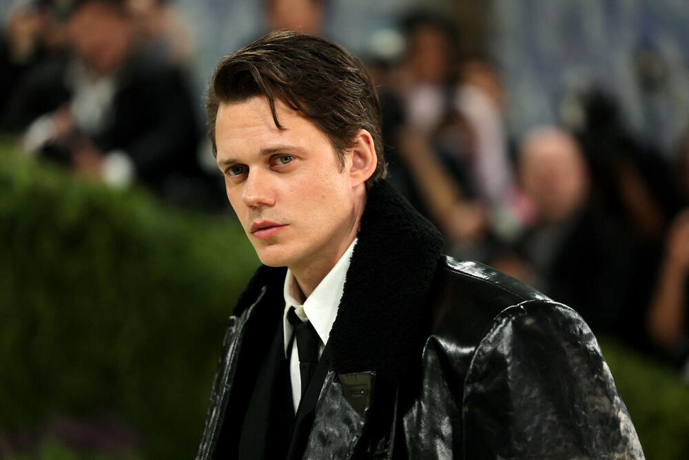 <p>Met Gala 2026, od milja nazvana "najvećim modnim izlaskom godine", humanitarni je događaj za prikupljanje sredstava za Metropoliten muzej umjetnosti u Njujorku, koji se održava svake godine prvog ponedjeljka u maju.</p>  <p>Tema ovogodišnjeg izdanja bila je "Costume Art".</p>
