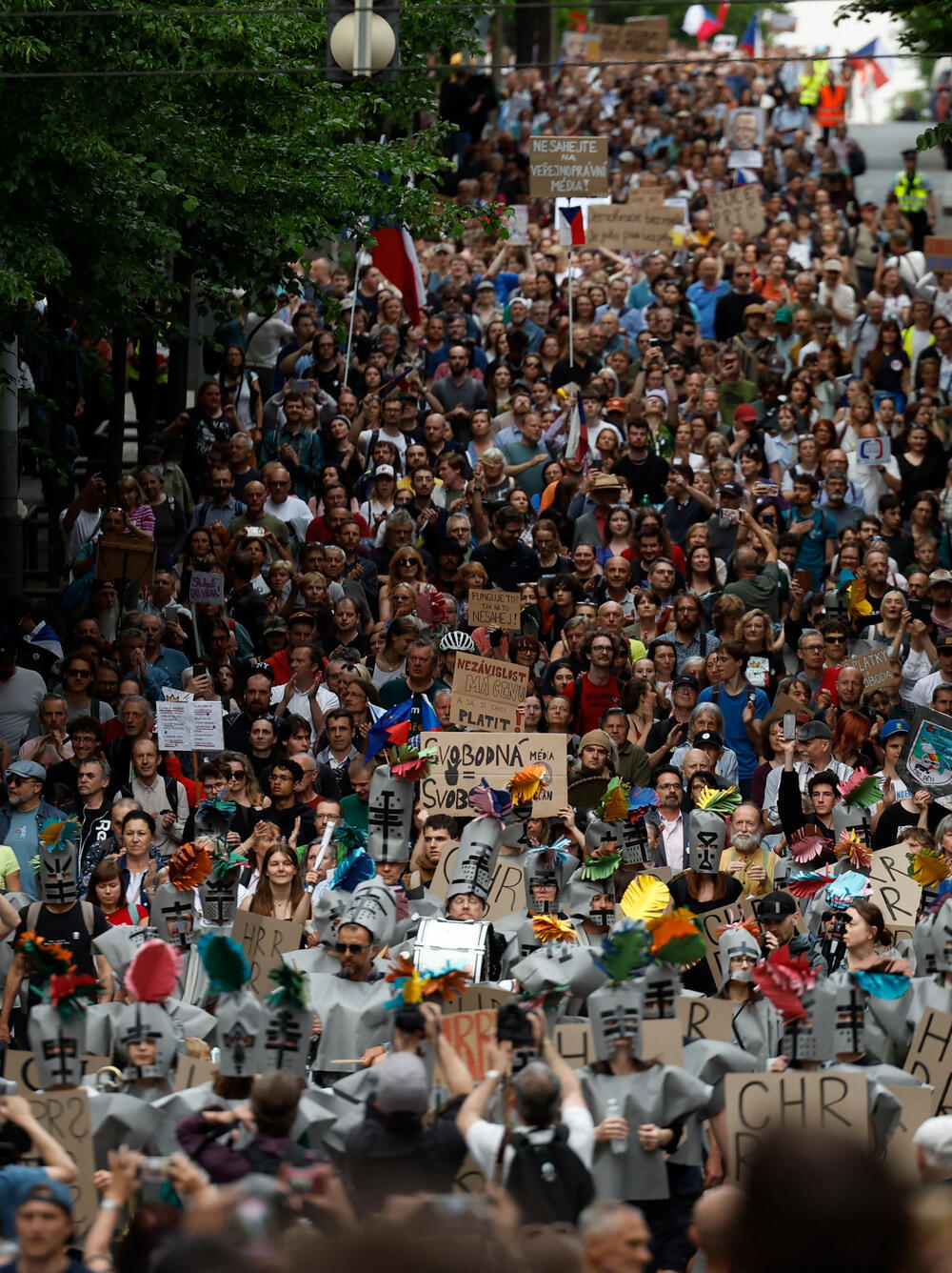 <p>Građani su protestovali zbog planova vlade premijera Andreja Babiša da ukine građanima pretplatu za javni radio i televizijski servis, a te medije počne da finansira direktno iz budžeta, bez predvidivog finansiranja na više godina</p>