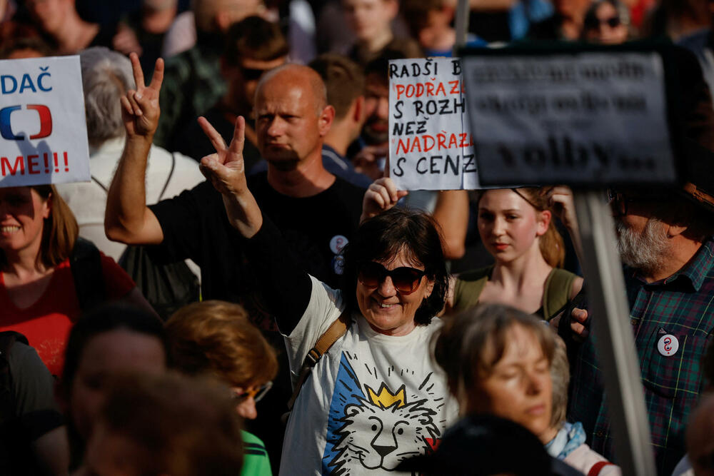 <p>Građani su protestovali zbog planova vlade premijera Andreja Babiša da ukine građanima pretplatu za javni radio i televizijski servis, a te medije počne da finansira direktno iz budžeta, bez predvidivog finansiranja na više godina</p>