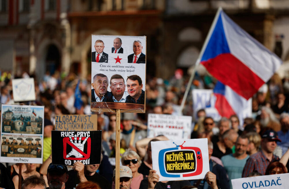 Hiljade ljudi na protestu u Pragu, skandirali 