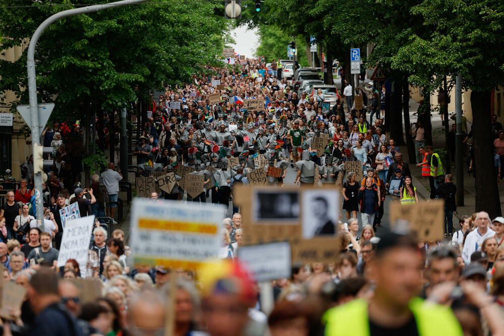 <p>Građani su protestovali zbog planova vlade premijera Andreja Babiša da ukine građanima pretplatu za javni radio i televizijski servis, a te medije počne da finansira direktno iz budžeta, bez predvidivog finansiranja na više godina</p>
