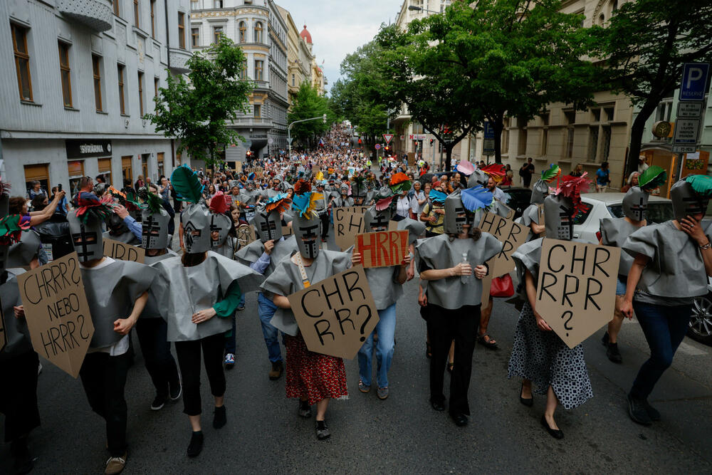 <p>Građani su protestovali zbog planova vlade premijera Andreja Babiša da ukine građanima pretplatu za javni radio i televizijski servis, a te medije počne da finansira direktno iz budžeta, bez predvidivog finansiranja na više godina</p>