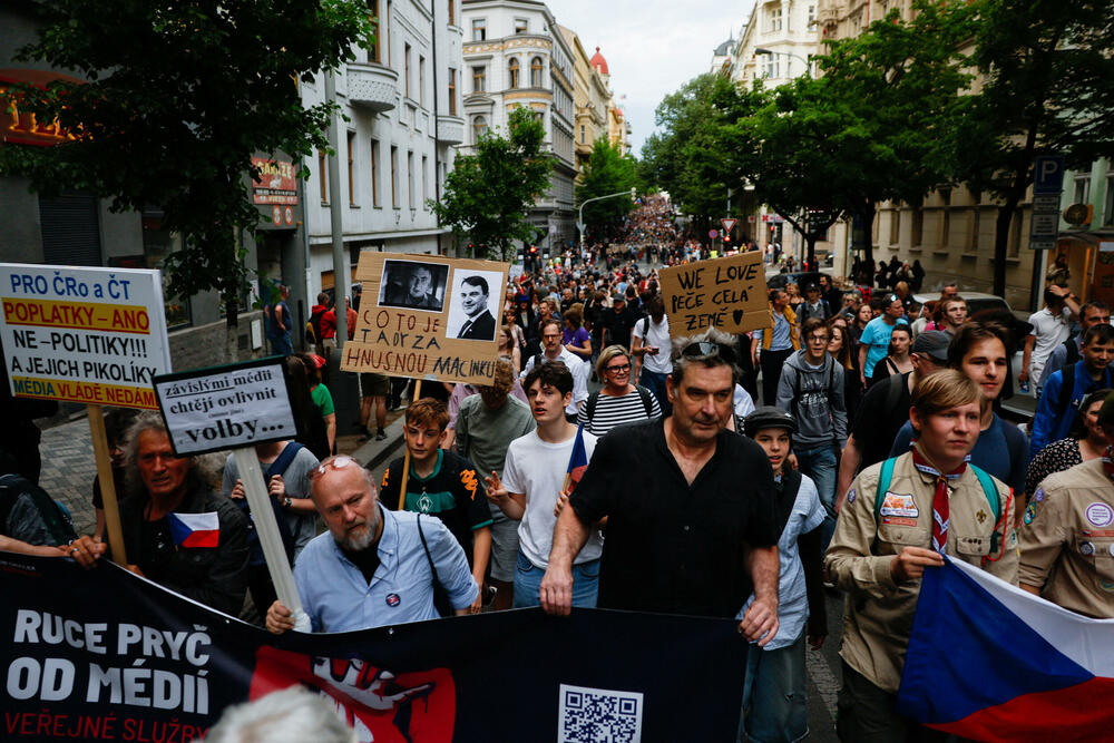 <p>Građani su protestovali zbog planova vlade premijera Andreja Babiša da ukine građanima pretplatu za javni radio i televizijski servis, a te medije počne da finansira direktno iz budžeta, bez predvidivog finansiranja na više godina</p>