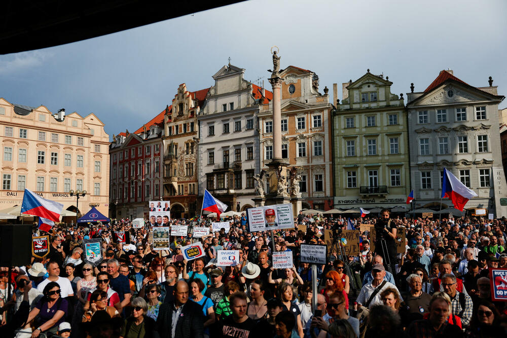 <p>Građani su protestovali zbog planova vlade premijera Andreja Babiša da ukine građanima pretplatu za javni radio i televizijski servis, a te medije počne da finansira direktno iz budžeta, bez predvidivog finansiranja na više godina</p>