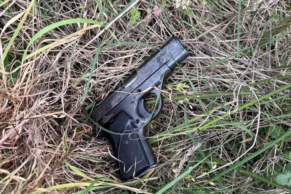 Oduzeti pištolj, Foto: Uprava policije
