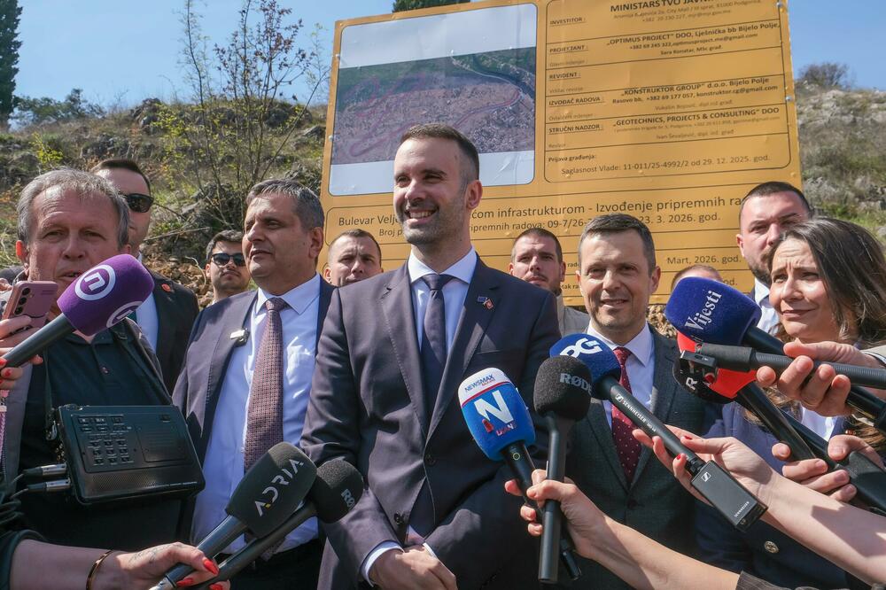 Bageri na terenu prije istraživanja: Sa svečanog početka pripremnih radova za bulevar, Foto: Risto Bozovic
