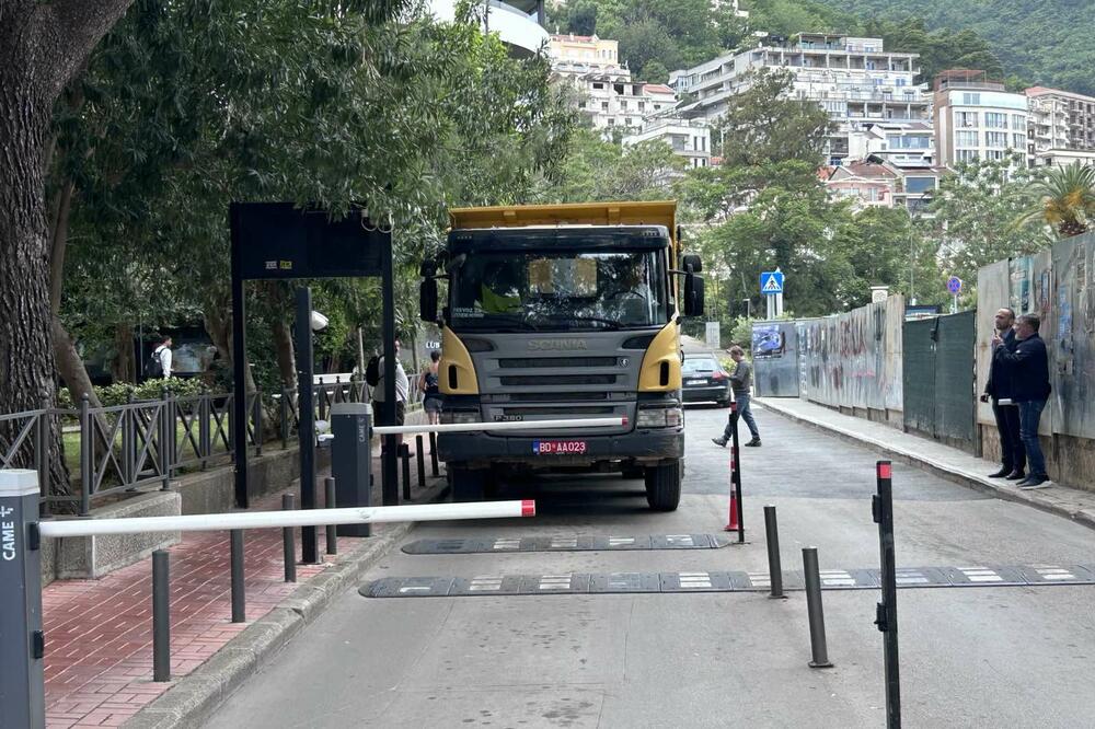 Kamion ispred rampe u Budvi, Foto: Vuk Lajović