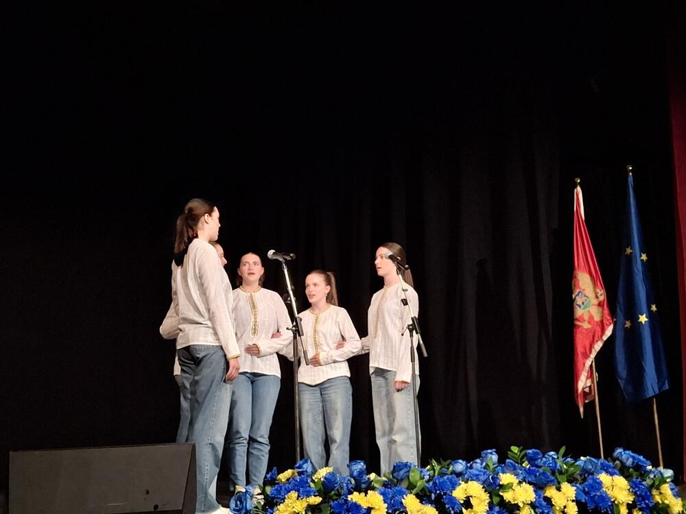 <p>Centralna svečanost povodom Dana Evrope, održana je u Centru za kulturu Kolašin, uz prisustvo predstavnika državnih institucija, Delegacije Evropske unije u Crnoj Gori, lokalne samouprave, obrazovnih ustanova i brojnih građana</p>