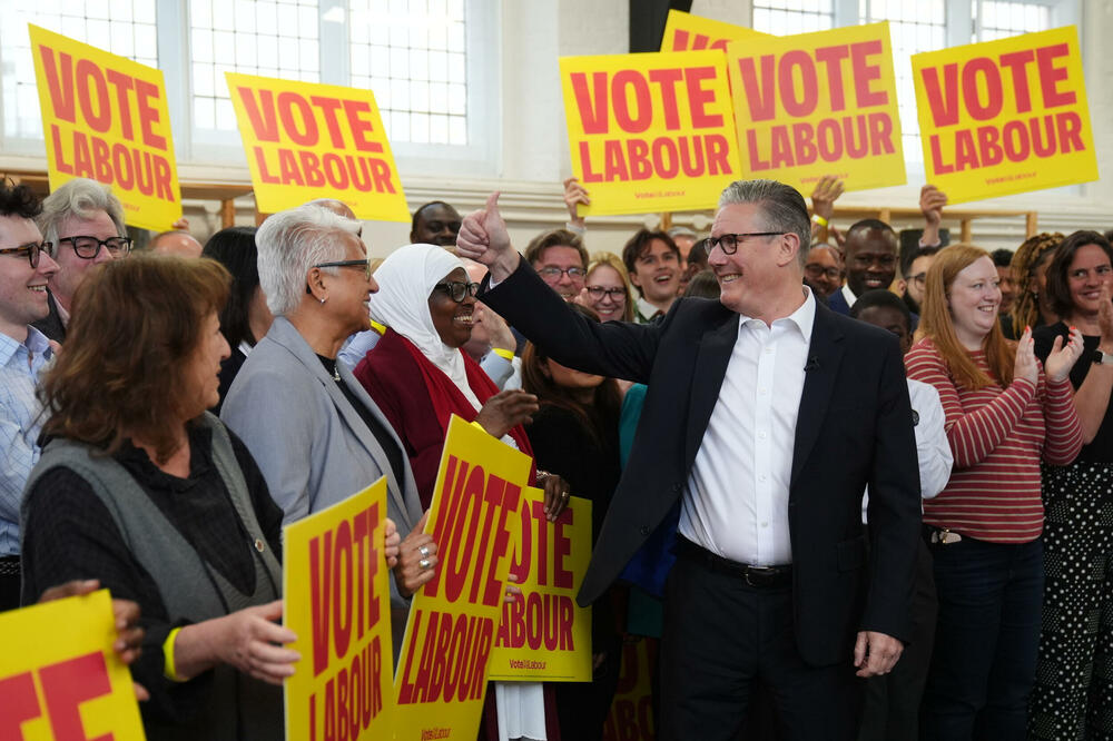 Starmer sa pristalicama u Londonu 5. maja, Foto: Beta/AP