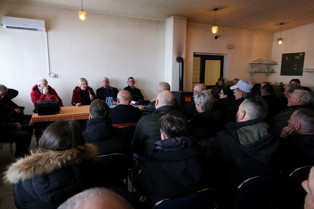 Zabrinuti stanovnici sela Pržići prisustvuju sastanku na kojem se prikazuju štetni efekti olova u organizmu