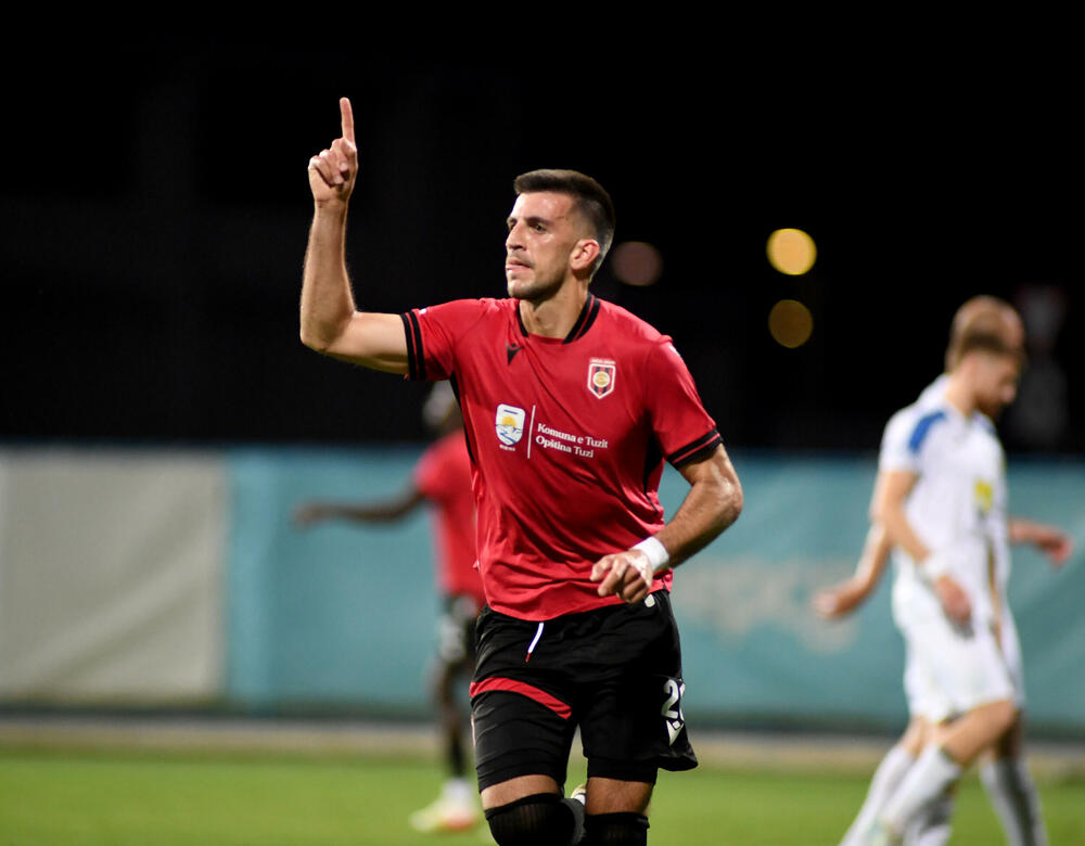 <p>Tim iz Tuzi u dva meča bolji od drugoligaša Otranta, u revanšu slavio 1:0 golom Petra Sekulovića iz penala</p>