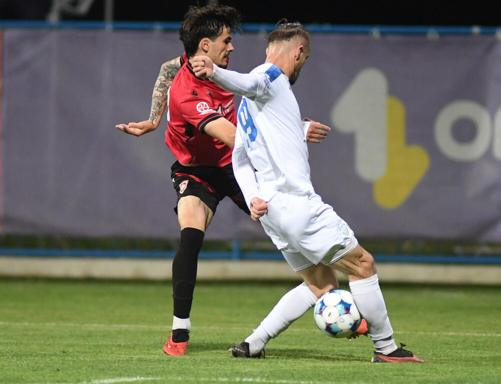 <p>Tim iz Tuzi u dva meča bolji od drugoligaša Otranta, u revanšu slavio 1:0 golom Petra Sekulovića iz penala</p>