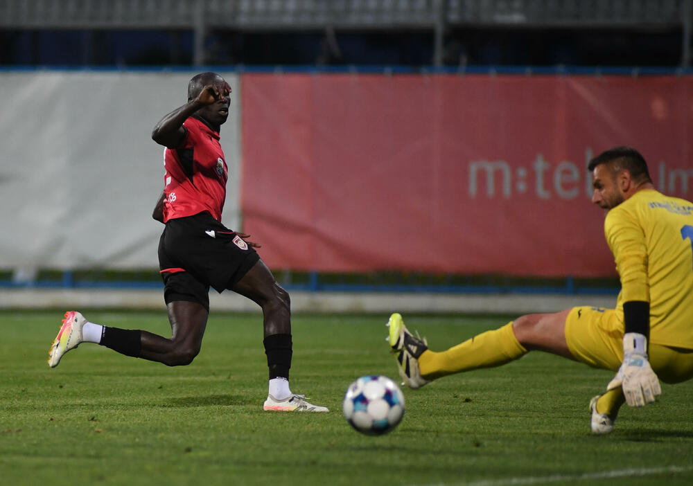 <p>Tim iz Tuzi u dva meča bolji od drugoligaša Otranta, u revanšu slavio 1:0 golom Petra Sekulovića iz penala</p>