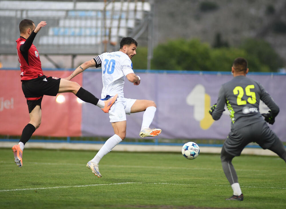 <p>Tim iz Tuzi u dva meča bolji od drugoligaša Otranta, u revanšu slavio 1:0 golom Petra Sekulovića iz penala</p>