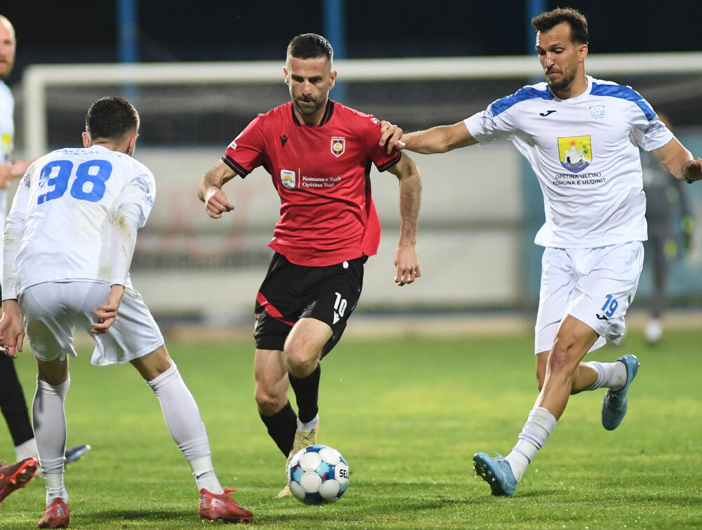 <p>Tim iz Tuzi u dva meča bolji od drugoligaša Otranta, u revanšu slavio 1:0 golom Petra Sekulovića iz penala</p>