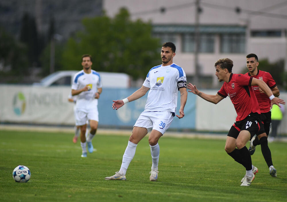 <p>Tim iz Tuzi u dva meča bolji od drugoligaša Otranta, u revanšu slavio 1:0 golom Petra Sekulovića iz penala</p>