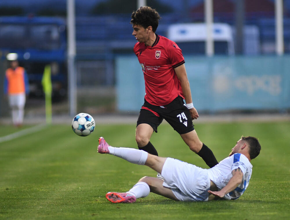 <p>Tim iz Tuzi u dva meča bolji od drugoligaša Otranta, u revanšu slavio 1:0 golom Petra Sekulovića iz penala</p>