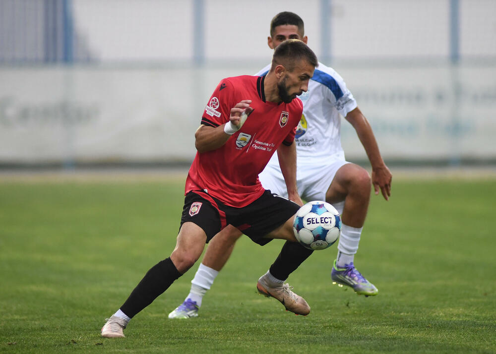 <p>Tim iz Tuzi u dva meča bolji od drugoligaša Otranta, u revanšu slavio 1:0 golom Petra Sekulovića iz penala</p>