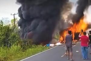 Indonezija: Autobus se sudario sa cisternom za gorivo, poginulo...