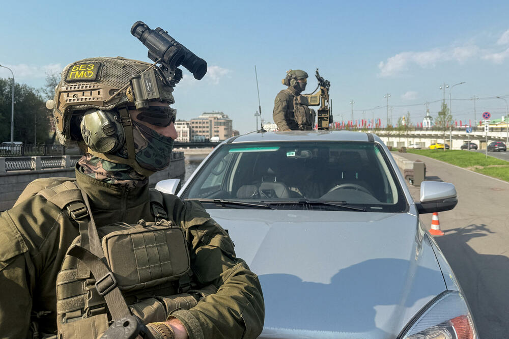 Ruski bezbjednosni službenici patroliraju Moskvom usred pojačanih bezbjednosnih mjera koje su preduzete pred Dan pobjede, Foto: Reuters