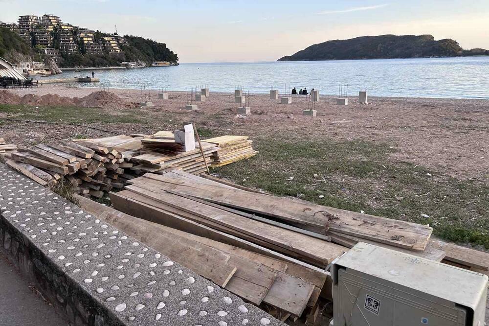 Uklonjeni betonski stubovi: sporna plaža na Zavali, Foto: Vuk Lajović