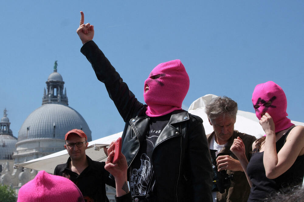 Demonstranti iz grupe Pusi rajot na protestu zbog učešća Rusije u Venecijanskom bijenalu, Foto: REUTERS