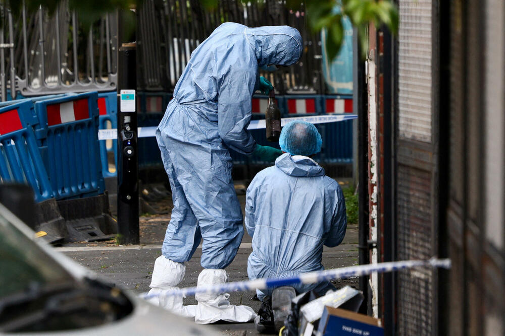 Forenzičari na mjestu podmetanja požara u bivšoj sinagogi u Londonu