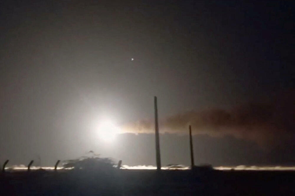 Iranska mornarica ispaljuje raketu: Nepoznata lokacija, Foto: Reuters
