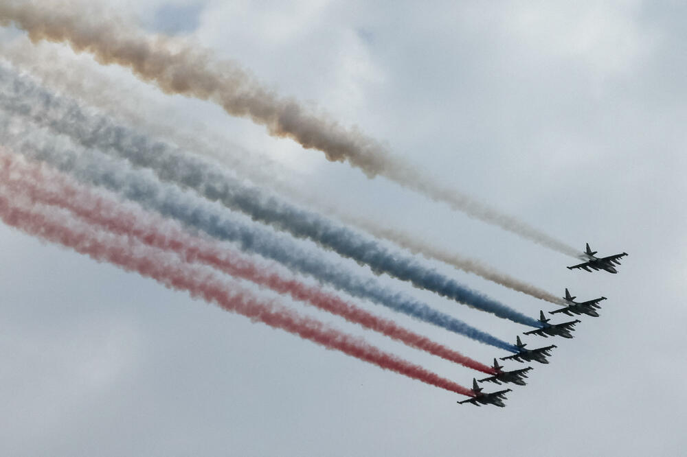 Ruski mlazni avioni Sukhoi Su-25 ispuštaju dim u bojama ruske državne zastave tokom probnog preleta za vojnu paradu kojom se obilježava 81. godišnjica pobjede nad nacističkom Njemačkom u Drugom svjetskom ratu, u centru Moscow, Rusija, 6. maja 2026., Foto: Reuters