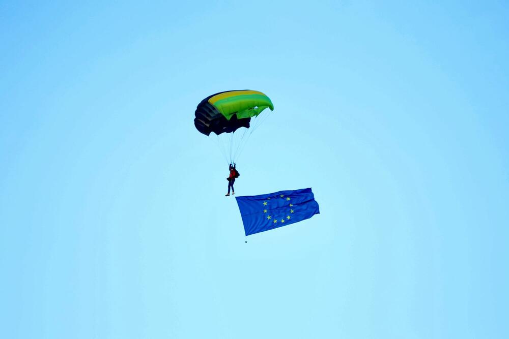 <p>Ambasador Evropske unije (EU) u Crnoj Gori Johan Satler je na prijemu povodom Dana Evrope kazao da Crna Gora, kao stara evropska zemlja, ne &bdquo;pristupa&ldquo; Evropi, niti &bdquo;dovode&ldquo; Evropu ovdje.</p>  <p>"Bolje je reći da je naša misija ovdje da organizujemo neku vrstu porodičnog okupljanja &ndash; da pomognemo Crnoj Gori da se vrati kući, da zauzme mjesto koje joj pripada u evropskoj porodici", rekao je Satler</p>