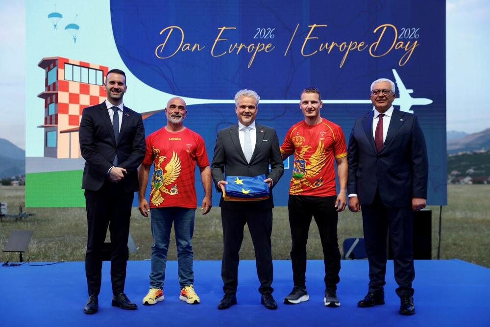 <p>Ambasador Evropske unije (EU) u Crnoj Gori Johan Satler je na prijemu povodom Dana Evrope kazao da Crna Gora, kao stara evropska zemlja, ne &bdquo;pristupa&ldquo; Evropi, niti &bdquo;dovode&ldquo; Evropu ovdje.</p>  <p>"Bolje je reći da je naša misija ovdje da organizujemo neku vrstu porodičnog okupljanja &ndash; da pomognemo Crnoj Gori da se vrati kući, da zauzme mjesto koje joj pripada u evropskoj porodici", rekao je Satler</p>