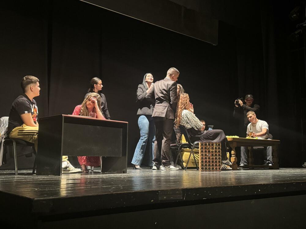 <p>Mladi iz bjelopoljske Gimnazije &bdquo;Miloje Dobrašinović&ldquo; sami su napisali, režirali i izveli predstavu koja je snažno i duhovito progovorila o porodici, mladima i savremenom društvu</p>