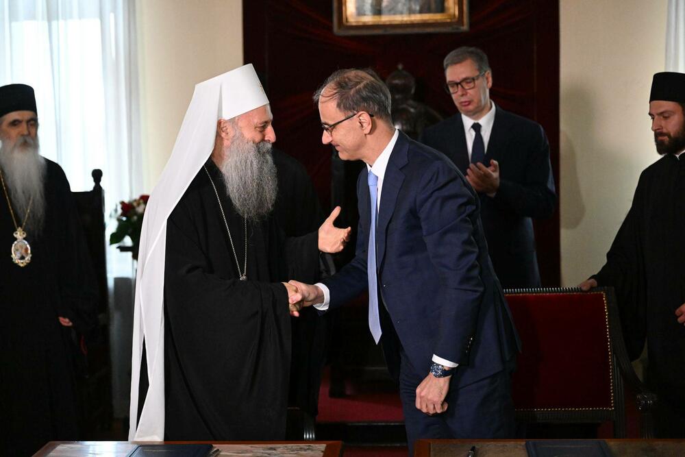 <p>"Svjesni značaja trenutka za budućnost srpskog obrazovanja i kulture, uvjereni smo da nastavljamo istorijski utemeljen prosvetni put srpskog naroda, crkve i države", kazao je patrijarh Porfirije</p>