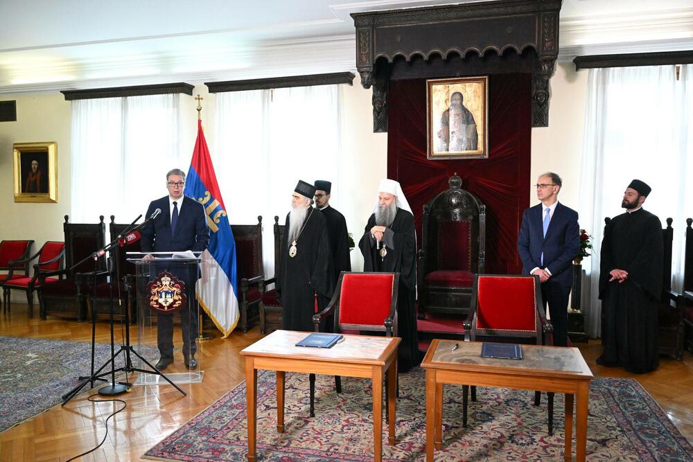 <p>"Svjesni značaja trenutka za budućnost srpskog obrazovanja i kulture, uvjereni smo da nastavljamo istorijski utemeljen prosvetni put srpskog naroda, crkve i države", kazao je patrijarh Porfirije</p>