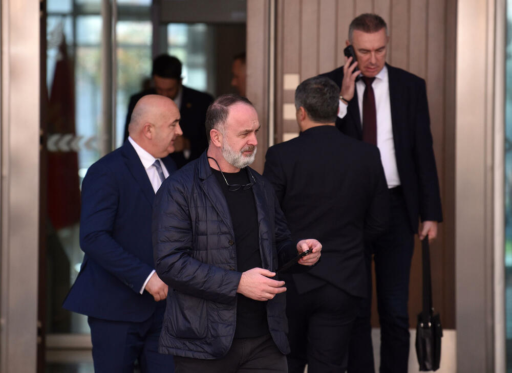 Navodno obećavao pomoć drugarima: Đeljošaj ispred zgrade Vlade