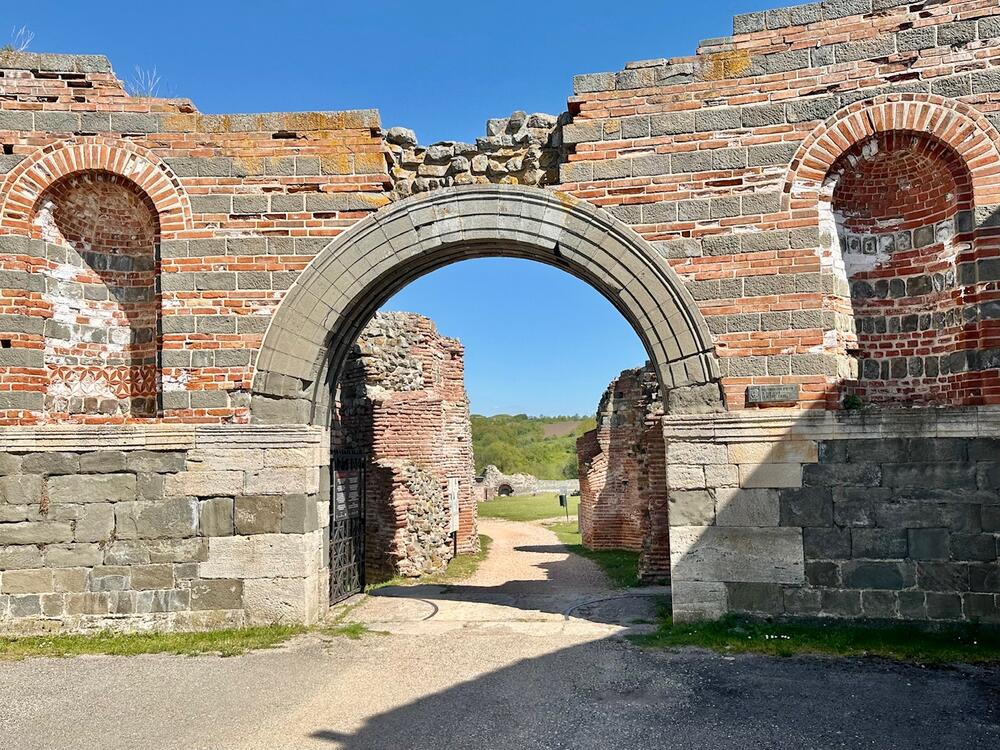 Kapija kroz koju se ulazi u Romulijanu