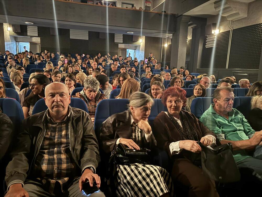 <p>Mladi iz bjelopoljske Gimnazije &bdquo;Miloje Dobrašinović&ldquo; sami su napisali, režirali i izveli predstavu koja je snažno i duhovito progovorila o porodici, mladima i savremenom društvu</p>
