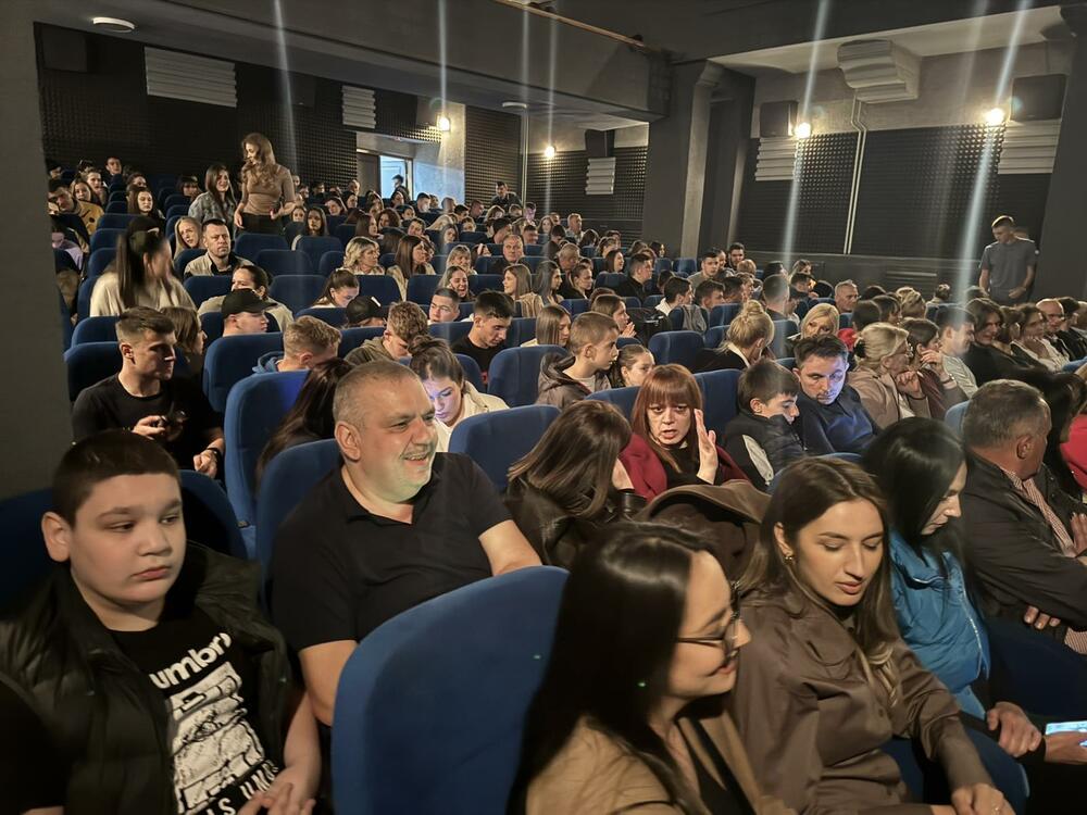 <p>Mladi iz bjelopoljske Gimnazije &bdquo;Miloje Dobrašinović&ldquo; sami su napisali, režirali i izveli predstavu koja je snažno i duhovito progovorila o porodici, mladima i savremenom društvu</p>