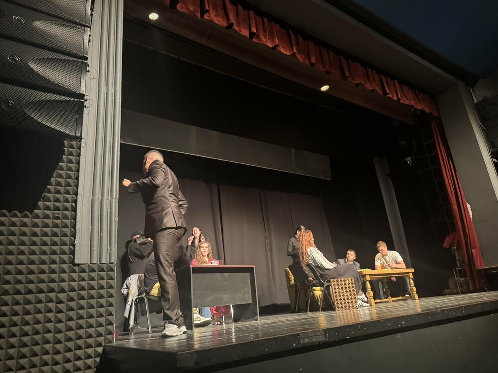 <p>Mladi iz bjelopoljske Gimnazije &bdquo;Miloje Dobrašinović&ldquo; sami su napisali, režirali i izveli predstavu koja je snažno i duhovito progovorila o porodici, mladima i savremenom društvu</p>