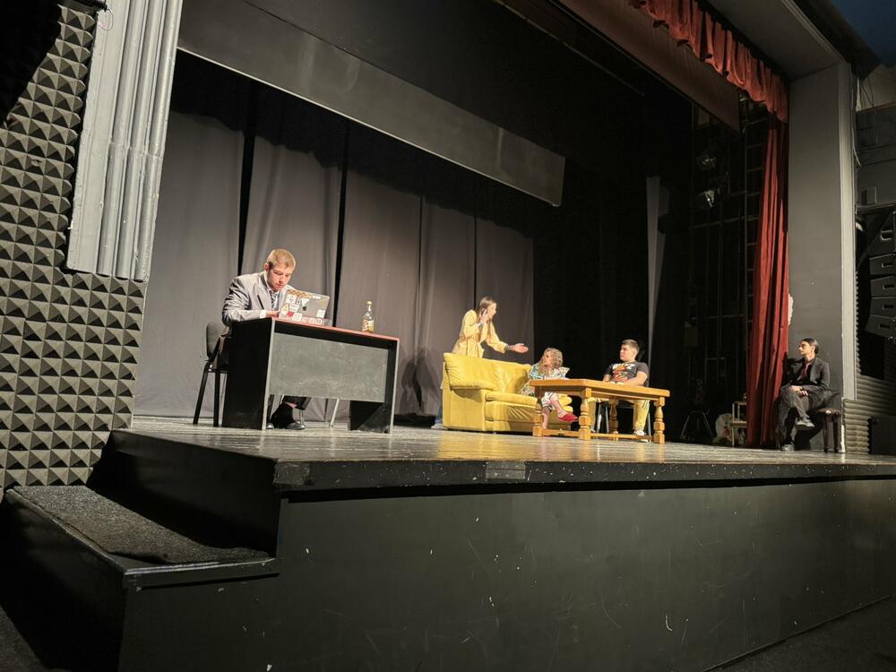 <p>Mladi iz bjelopoljske Gimnazije &bdquo;Miloje Dobrašinović&ldquo; sami su napisali, režirali i izveli predstavu koja je snažno i duhovito progovorila o porodici, mladima i savremenom društvu</p>
