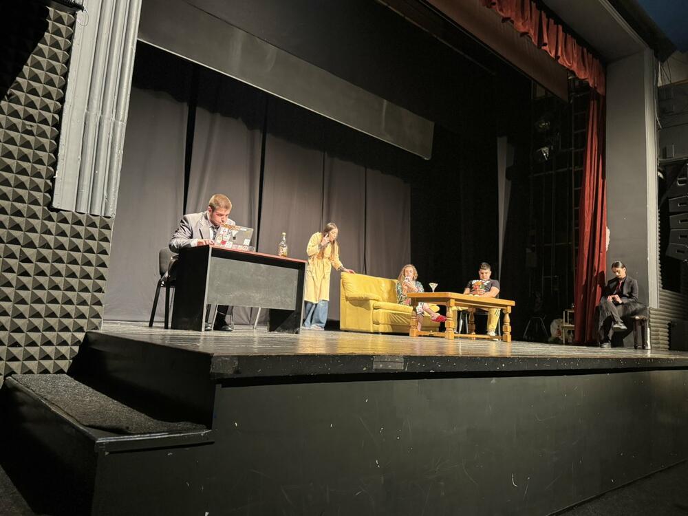 <p>Mladi iz bjelopoljske Gimnazije &bdquo;Miloje Dobrašinović&ldquo; sami su napisali, režirali i izveli predstavu koja je snažno i duhovito progovorila o porodici, mladima i savremenom društvu</p>