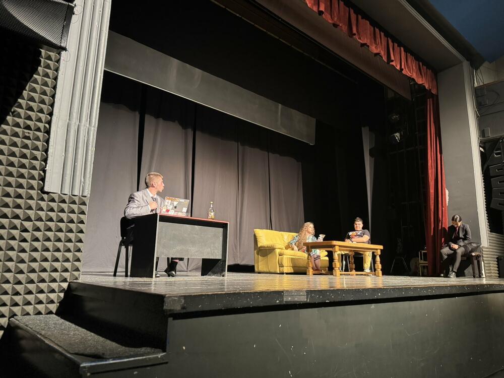 <p>Mladi iz bjelopoljske Gimnazije &bdquo;Miloje Dobrašinović&ldquo; sami su napisali, režirali i izveli predstavu koja je snažno i duhovito progovorila o porodici, mladima i savremenom društvu</p>