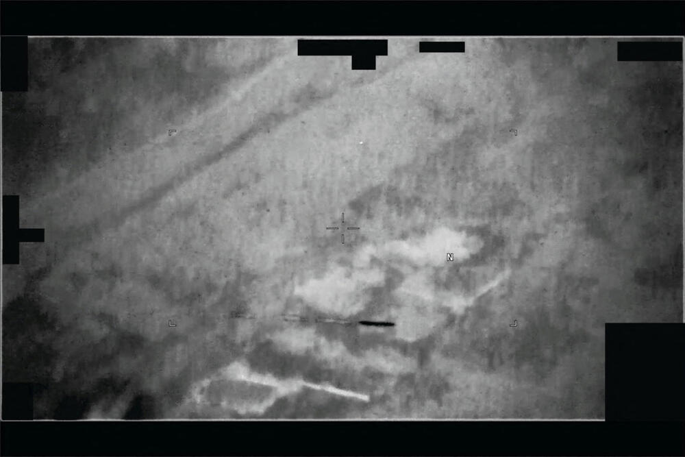 <p>Dosijei uključuju izvještaj o "letećim diskovima" iz 1947. godine, kao i fotografiju "neidentifikovanih fenomena" snimljenu sa površine Mjeseca tokom lunarne misije Apolo 12 1969. godine, te transkript posade Apola 17 koja opisuje neidentifikovane objekte viđene sa Mjeseca 1972. godine<br /> </p>