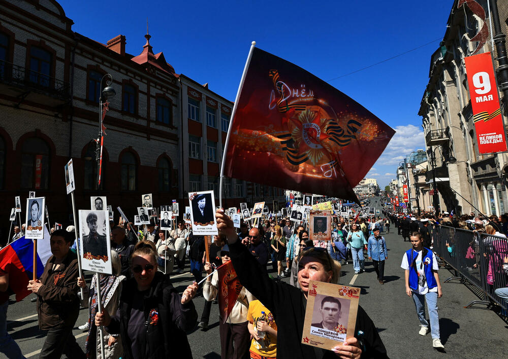 <p>Parada 9. maja na Crvenom trgu označava najpoštovaniji državni praznik u Rusiji - vrijeme za proslavu pobjede Sovjetskog Saveza nad nacističkom Njemačkom i odavanje počasti za 27 miliona sovjetskih građana, uključujući mnoge iz Ukrajine, koji su stradali</p>