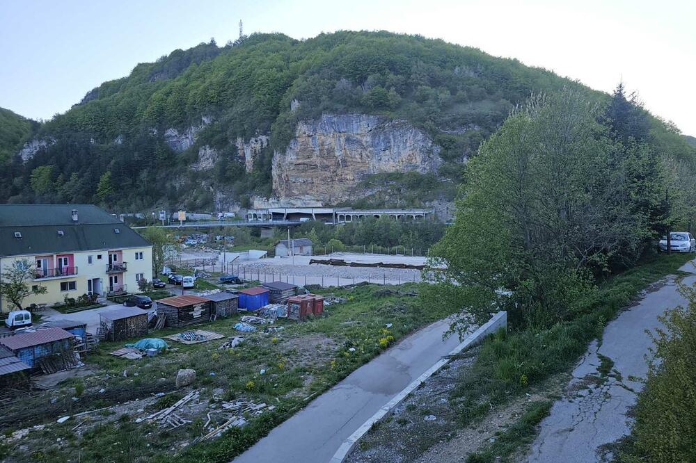 Zaqpuštena parcela ispred zgrade, Foto: Dragana Šćepanović