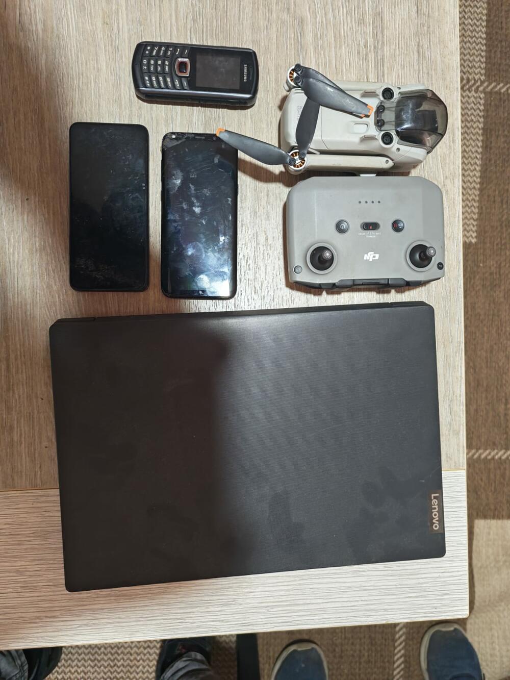 <p>"Osnovano se sumnja da je ova kriminalna grupa preduzimala mjere kontra nadzora praćenje policijskih službenika, službenih vozila uz korišćenje sofisticirane elektronske opreme i uređaja na daljinu putem jedne aplikacije i u realnom vremenu na teritoriji Podgorice, Herceg Novog i Nikšića"</p>