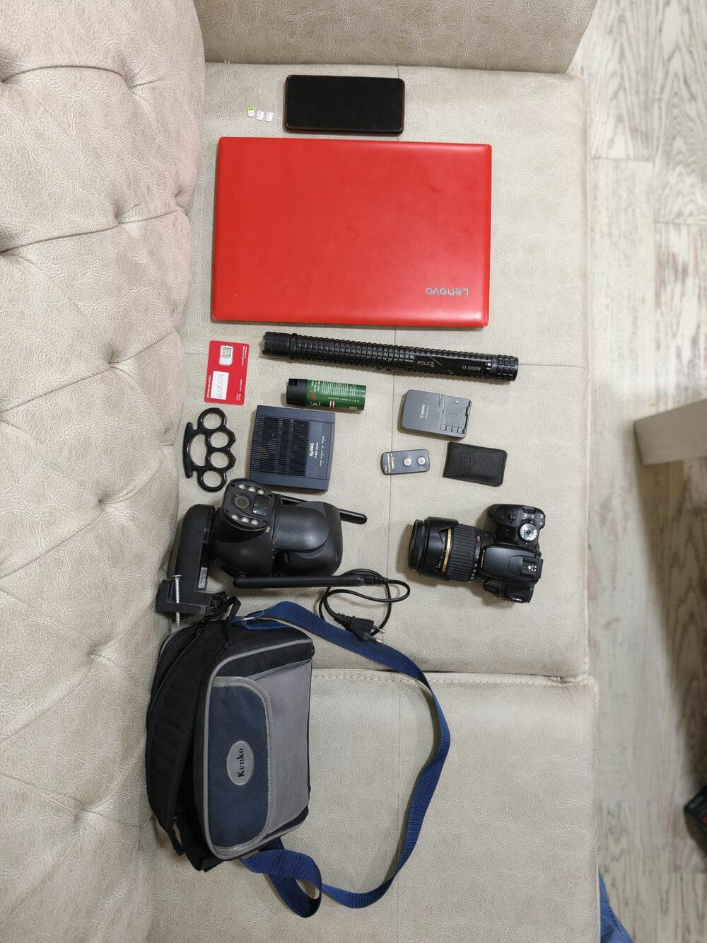 <p>"Osnovano se sumnja da je ova kriminalna grupa preduzimala mjere kontra nadzora praćenje policijskih službenika, službenih vozila uz korišćenje sofisticirane elektronske opreme i uređaja na daljinu putem jedne aplikacije i u realnom vremenu na teritoriji Podgorice, Herceg Novog i Nikšića"</p>