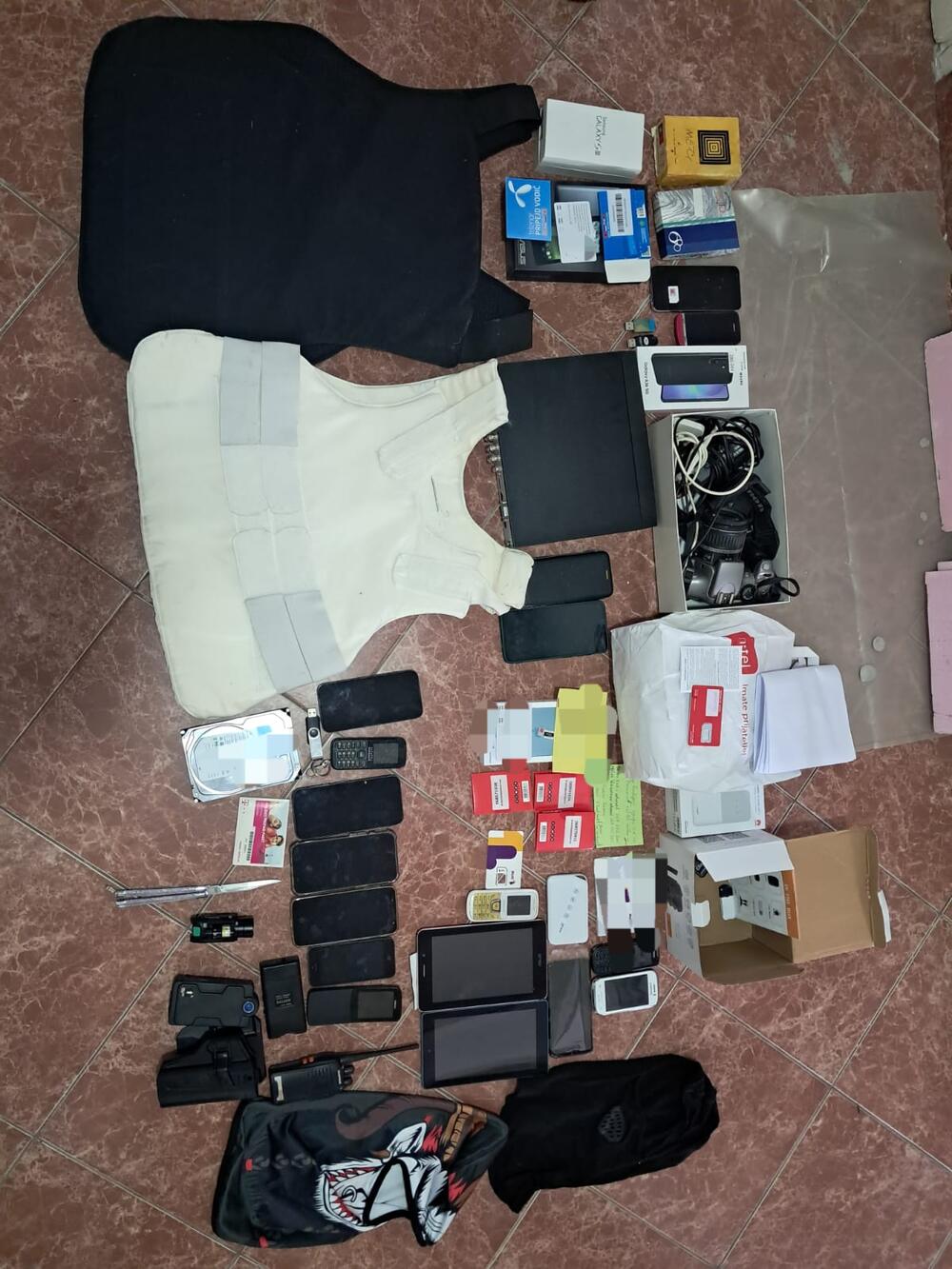 <p>"Osnovano se sumnja da je ova kriminalna grupa preduzimala mjere kontra nadzora praćenje policijskih službenika, službenih vozila uz korišćenje sofisticirane elektronske opreme i uređaja na daljinu putem jedne aplikacije i u realnom vremenu na teritoriji Podgorice, Herceg Novog i Nikšića"</p>