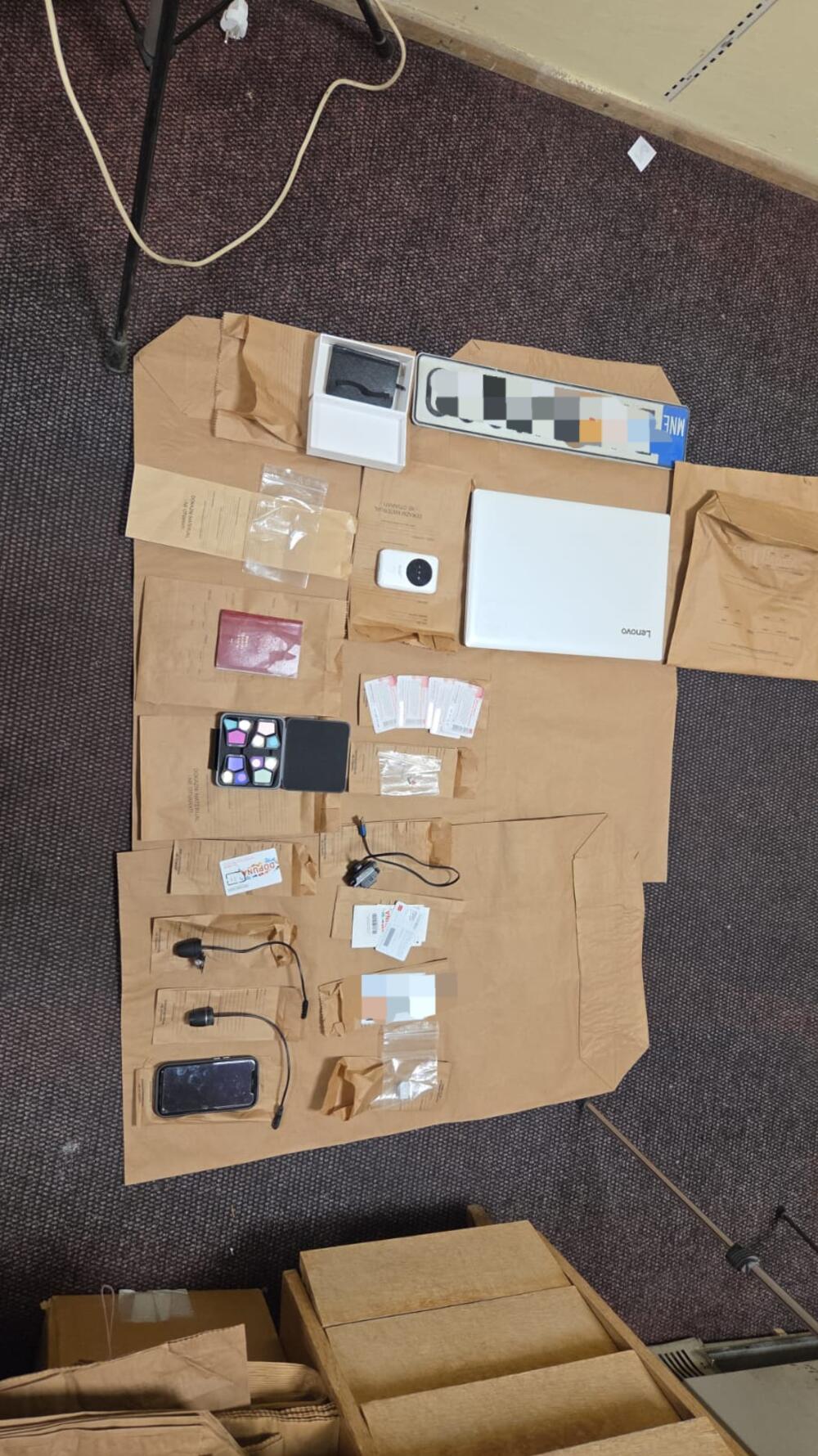 <p>"Osnovano se sumnja da je ova kriminalna grupa preduzimala mjere kontra nadzora praćenje policijskih službenika, službenih vozila uz korišćenje sofisticirane elektronske opreme i uređaja na daljinu putem jedne aplikacije i u realnom vremenu na teritoriji Podgorice, Herceg Novog i Nikšića"</p>